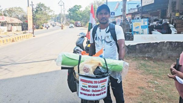 शहीदों की याद में दोरनापाल से लद्दाख तक 2700 किमी की साइकिल यात्रा पर निकला युवा