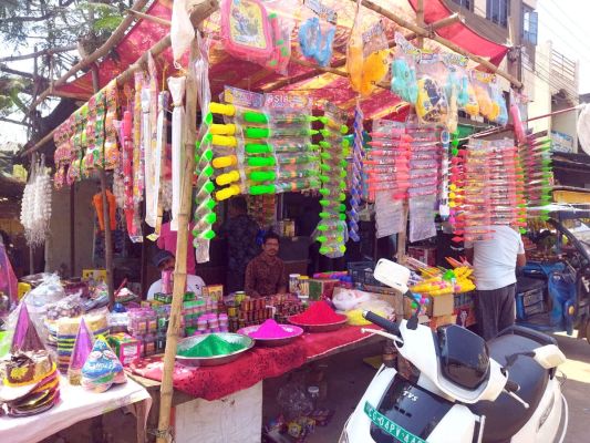 रंग-गुलाल से सजी बाजारें, पर  फीका पड़ता होलियाना उत्साह