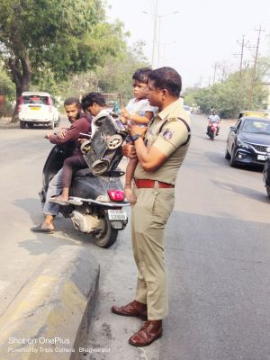 एडिशनल एसपी ने सडक़ पर भटक  रहे मासूम को मां से मिलाया