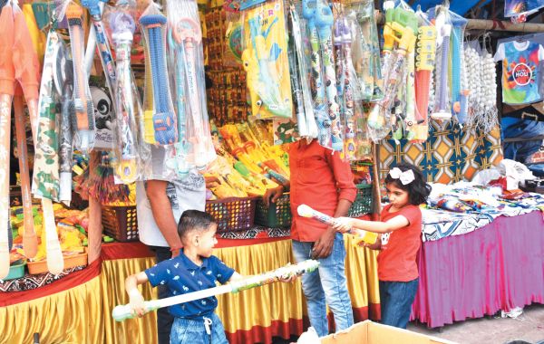 रंगने लगा शहर, आज शाम फ्लैग मार्च, पुलिस 72 घंटे के अलर्ट पर