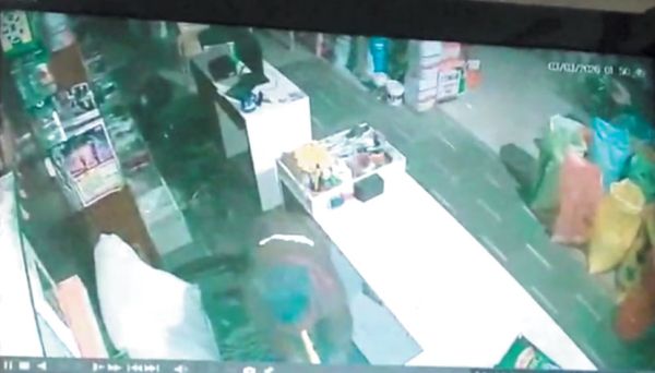 एक ही रात दो दुकानों में चोरी, लाखों का सामान पार