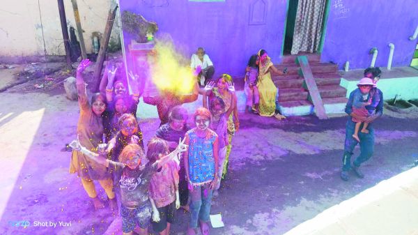 लोगों ने जमकर मनाई होली, नगाड़ों की थाप पर झूमे लोग