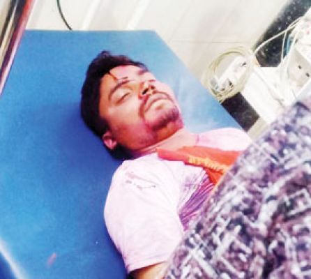 पेड़ से टकराई कार, युवक की मौत, 5 जख्मी