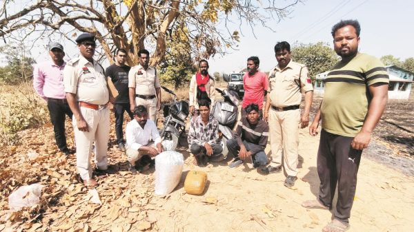 आरक्षक की बाइक से 9 लाख का गांजा बरामद