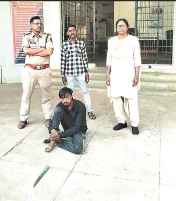 चाकू लहराकर डराने वाले 2 युवक गिरफ्तार