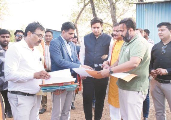 महापौर, पूर्व सांसद और कलेक्टर ने विकास कार्यों का किया निरीक्षण