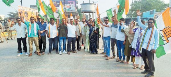 अफीम की खेती पर सरकार मौन, अपने नेता को बचाती भाजपा- कांग्रेस