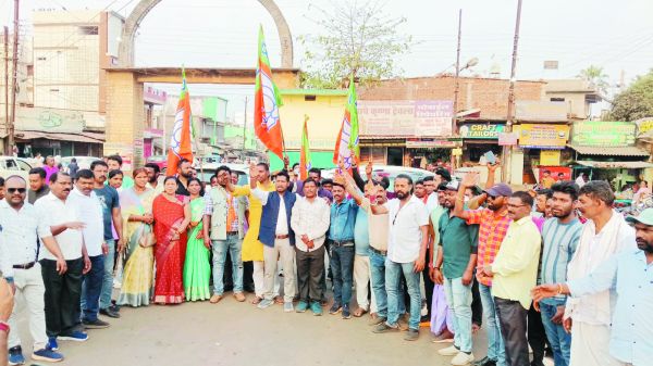 राष्ट्रपति के कथित अपमान के विरोध में भाजपा  अजजा मोर्चा का प्रदर्शन, ममता का फूंका पुतला