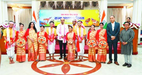 स्थापना दिवस पर विवि के विद्यार्थियों ने दी बिहू नृत्य की प्रस्तुति