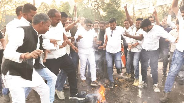 कांग्रेसियों ने पटेल चौक में फूंका प्रधानमंत्री का पुतला