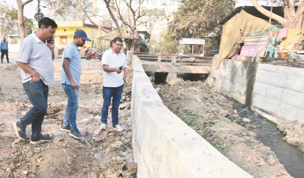 निगम आयुक्त ने मुख्य नाला निर्माण व सीमेंटीकरण कार्यों का किया निरीक्षण