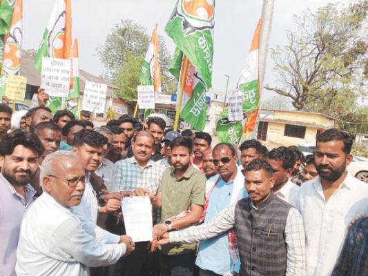 वाहन चेकिंग के नाम पर अवैध वसूली का आरोप, युकां ने किया प्रदर्शन