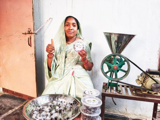 इमली लाटा को राखी ध्रुव ने बनाया आजीविका का साधन