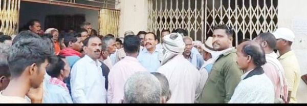 भुगतान नहीं मिलने से नाराज किसानों ने एनएच-43 पर किया चक्काजाम