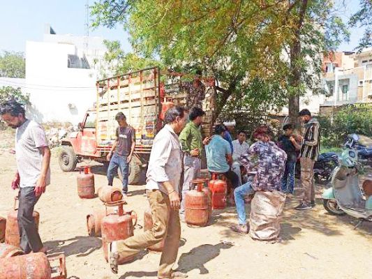 रसोई गैस के दाम में 60 की वृद्धि