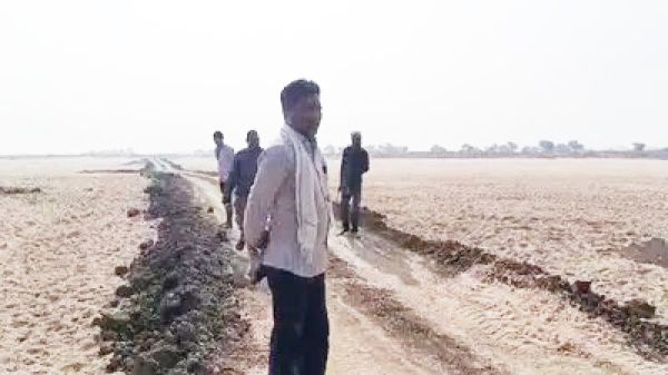 महानदी के बीच मिट्टी डालकर बनाए अस्थायी रपटा पर अवैध टोल बैरियर लगाकर राहगीरों से वसूली!