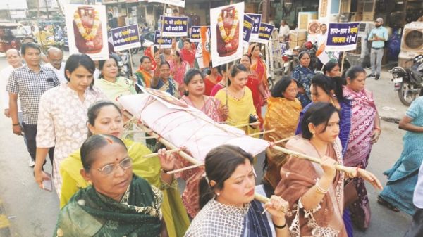 सिलेंडर महंगा, महिला कांग्रेस ने निकाली एलपीजी गैस की अर्थी यात्रा