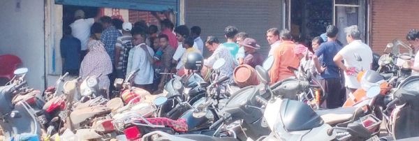 गैस संकट की आहट: सिलेंडर के लिए लंबी लाइन