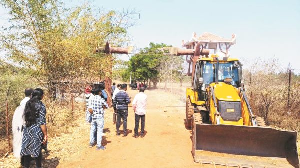 मनगटा और झूराडबरी में प्रशासन का चला बुलडोजर