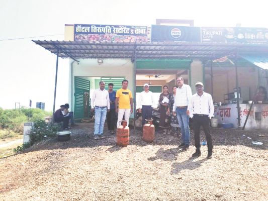 होटल-रेस्टोरेंट में दबिश, 15 घरेलू गैस सिलेंडर जब्त