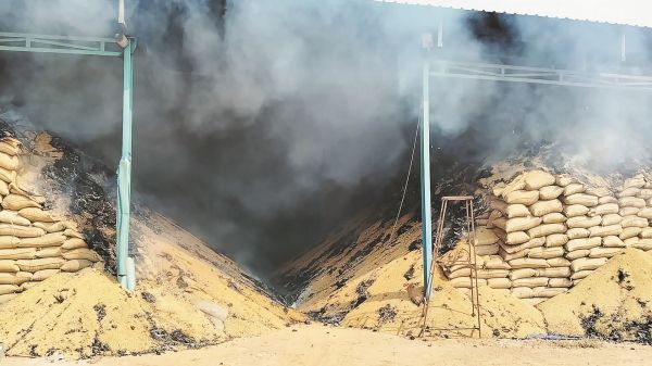 एक ही दिन में दो जगह लगी आग, लाखों का नुकसान