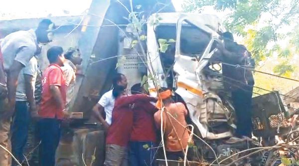 रफ्तार हाइवा दुकान में, फंसे ड्राइवर को मशक्कत से निकाला
