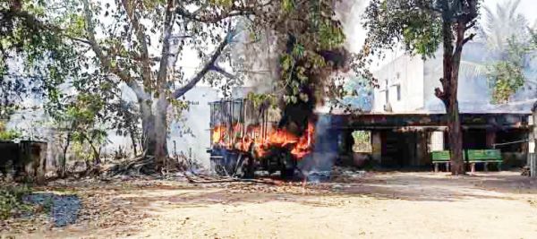 चलित शौचालय में लगी आग