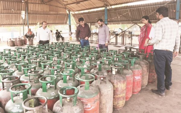 599 गैस सिलेण्डर और 2841 किलो एलपीजी जब्त