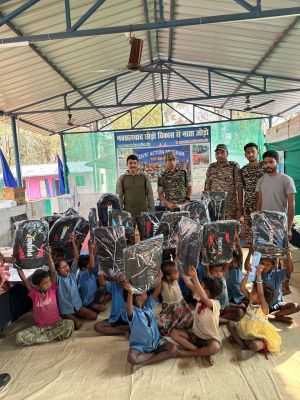 सीआरपीएफ का सिविक एक्शन ग्रामीणों को सामान वितरित