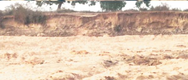 रेत खुदाई : नदी किनारे जमीन का तेजी से हो रहा है कटाव, संकट में फंस सकते हैं कई गांव