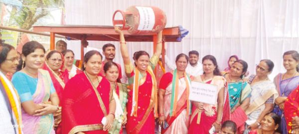 बढ़ती महंगाई और गैस सिलेंडर की किल्लत, कांग्रेस का धरना-प्रदर्शन