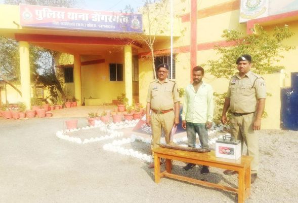 दुकान से नगदी व ट्रैक्टर से बैटरी चोरी का आरोपी गिरफ्तार