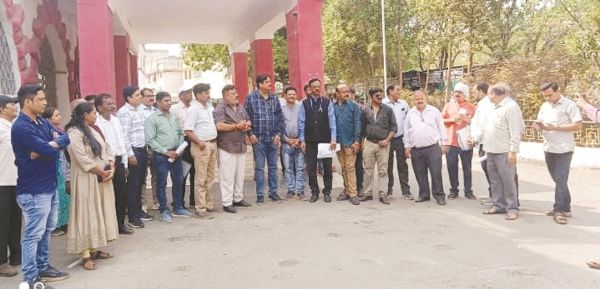 शासकीय कर्मचारी रैली निकालकर पहुंचे कलेक्टोरेट