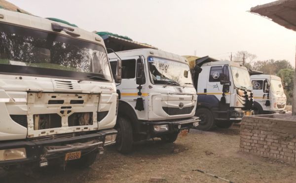 अवैध खनिज परिवहन करते पकड़ाए 13 वाहन