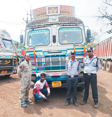 दो ट्रकों से 48 टन स्क्रैप जब्त