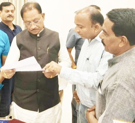 आवासीय कॉलोनी व पत्रकार भवन विकास को लेकर सीएम को सौंपा मांग-पत्र