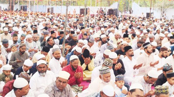 हर्षोल्लास से मनी ईद, गले मिलकर दी मुबारकबाद