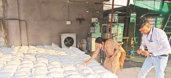 पानी पाउच के 606 बोरी जब्त