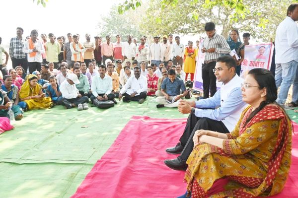 कलेक्टर ने वट वृक्ष के नीचे लगाई  चौपाल, ग्रामीणों की सुनीं समस्याएं