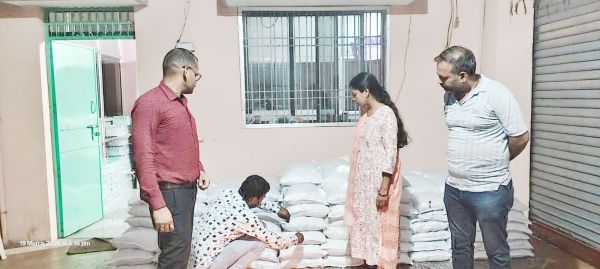 उत्पाद तिथि व बैच नबर अंकित नहीं, 200 बोरी पानी पाउच जब्त