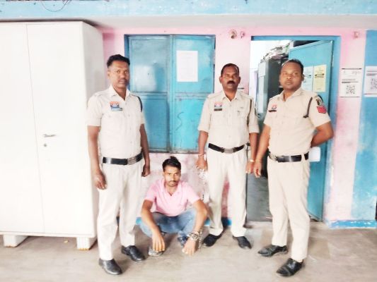 ढाई किलो गांजा के साथ तस्कर गिरफ्तार