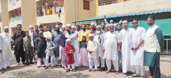 ईद का जश्न, गले मिलकर दी मुबारकबाद