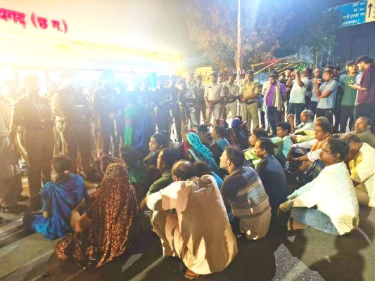 युवक की गिरफ्तारी के विरोध  में  ग्रामीणों ने घेरा थाना