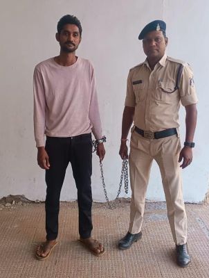  पिकनिक जाने को लेकर विवाद, पति ने पत्नी पर पेट्रोल डाल आग लगाने की कोशिश, गिरफ्तार