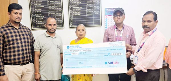 गरीब परिवारों के लिए संजीवनी बनी जीवन ज्योति बीमा योजना, एसबीआई ने सौंपा 2 लाख का चेक