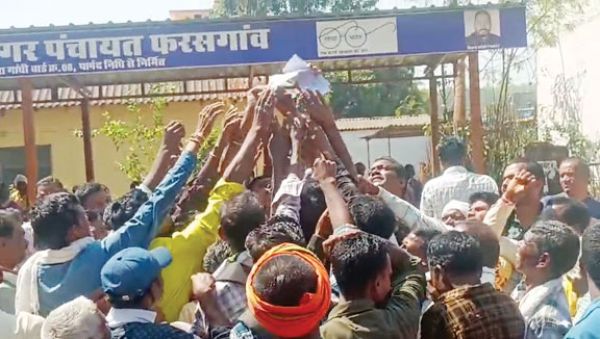 फसल सीजन में दोहरी मार: बिजली संकट के बीच बैंक में पैसे को तरसे किसान