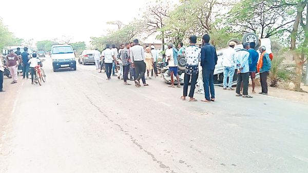 तेज रफ्तार कार अनियंत्रित होकर पलटी