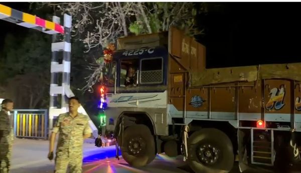 रेलवे क्रॉसिंग से टकराकर गिरा बंकर, मार्ग जाम