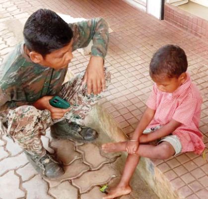  पेट्रोल पंप के पास रोते मिला बच्चा, पुलिस ने परिवार से मिलाया