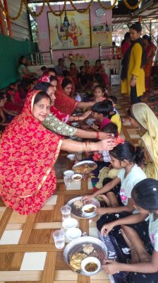 अष्टमी पर मंदिरों में गूंजे जयकारे, कन्या पूजन और भंडारा
